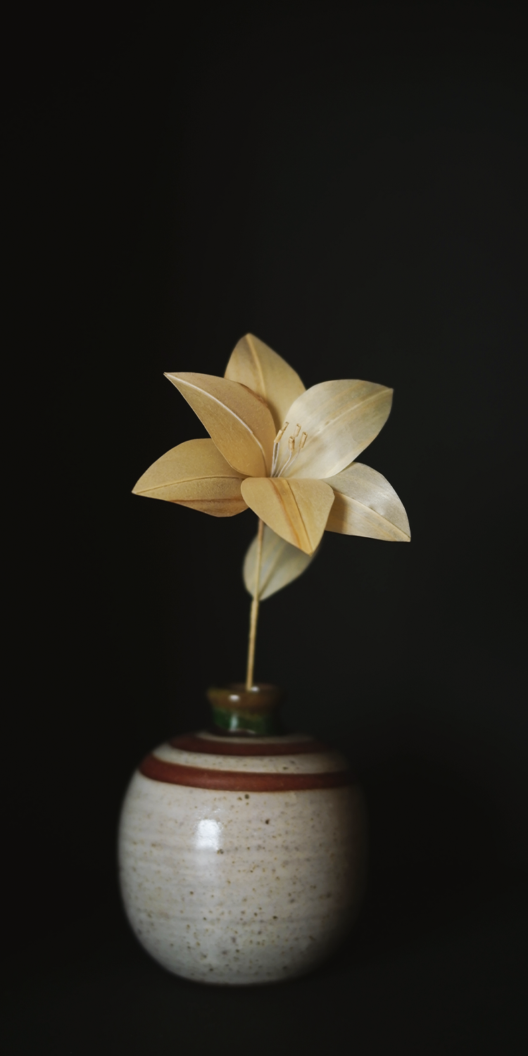 花瓶に支えられているゆり